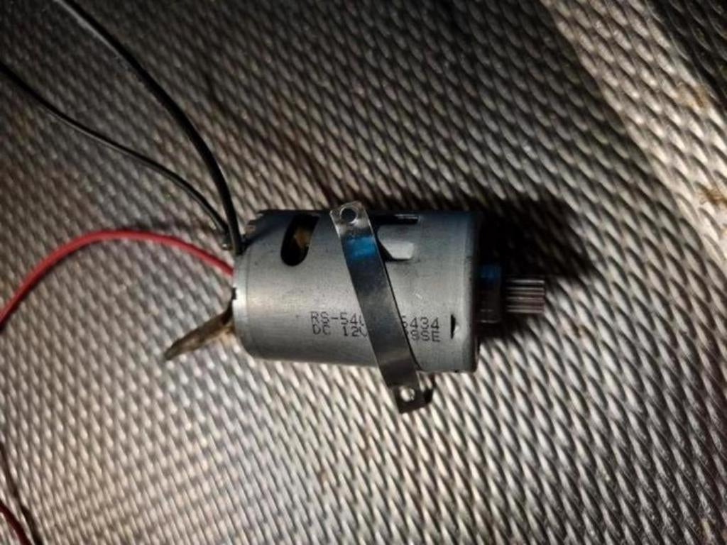 Motor 12v zie foto's bieden gebruikt, Hobby en Vrije tijd, Ophalen of Verzenden, Gebruikt