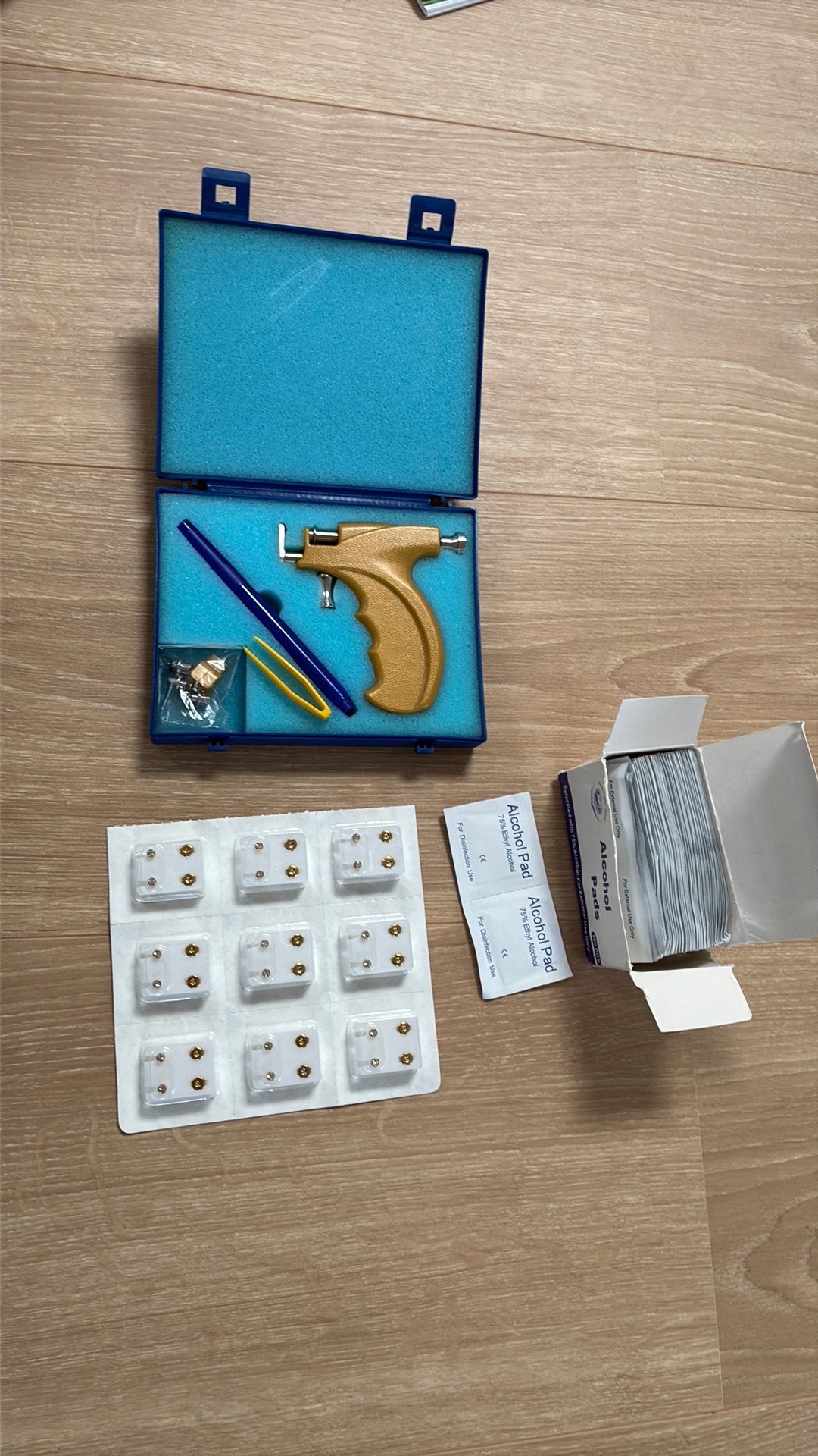 Oorschieter en 9 paar oorbellen en alcohol pads, Ophalen of Verzenden, Zo goed als nieuw, Zilver, Overige materialen