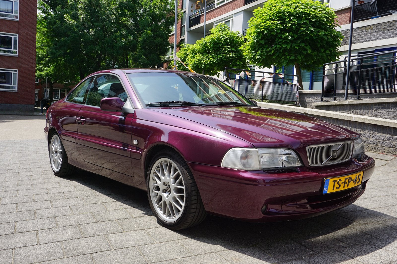 Volvo C70 2.3 T-5 AUT 1998 Rood, Auto's, Volvo, C70, Zwart, 1465 kg, Bedrijf