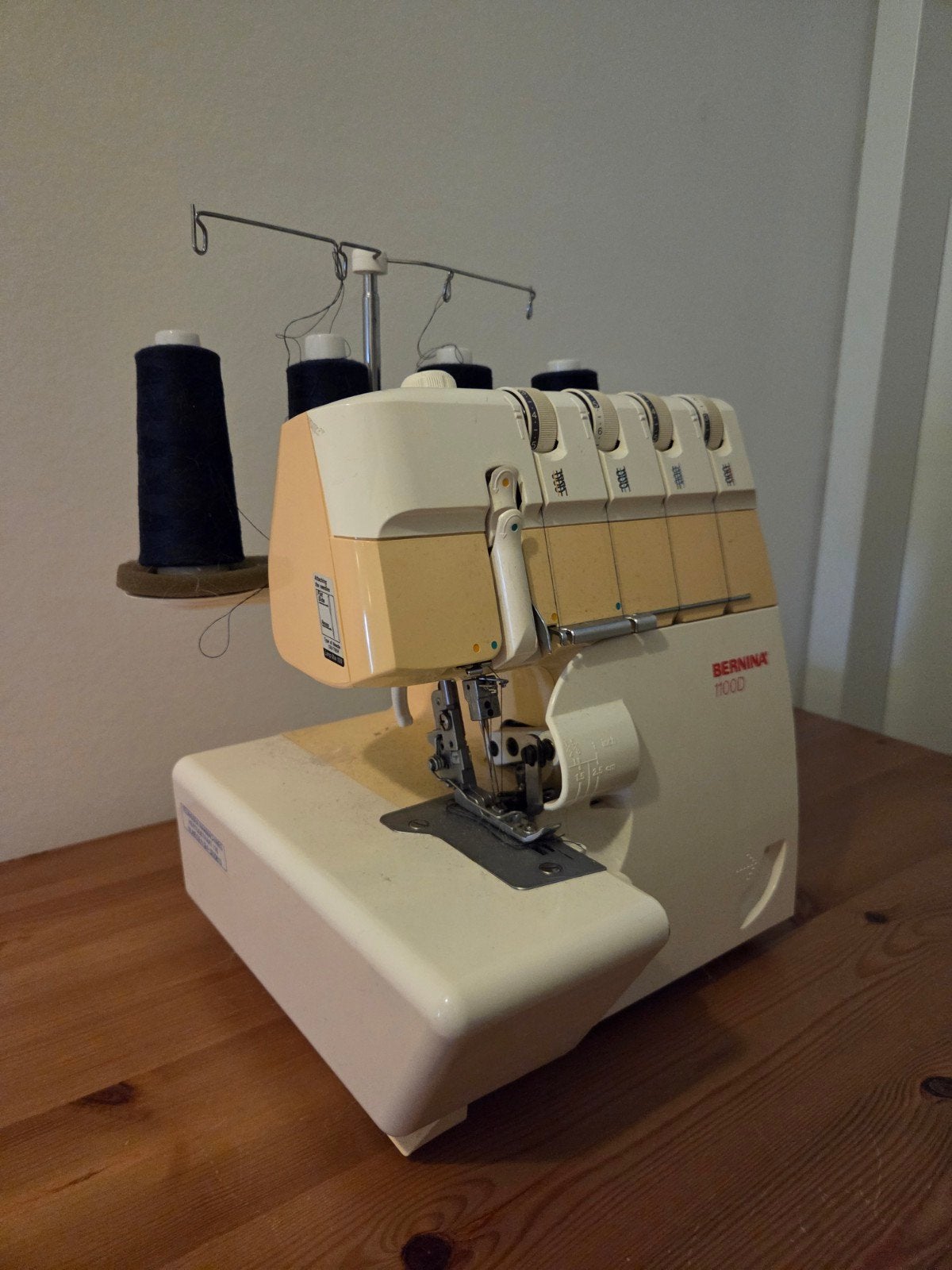 Bernina 1100D Overlockmachine, naaimachine, Ophalen, Naaimachine, Bernina