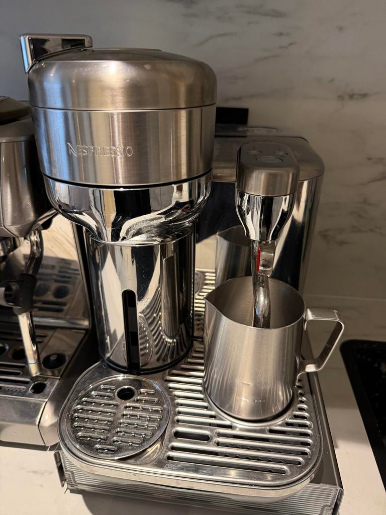 SAGE Nespresso Vertuo Creatista - Zilver + houder & cups, Ophalen of Verzenden, Zo goed als nieuw, Koffiemachine, Koffiepads en cups