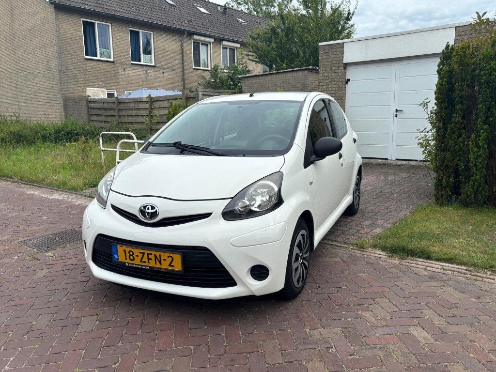 Toyota Aygo 1.0 12V Vvt-i 5DRS 2012 Wit, Voorwielaandrijving, Euro 5, Stof, Zwart
