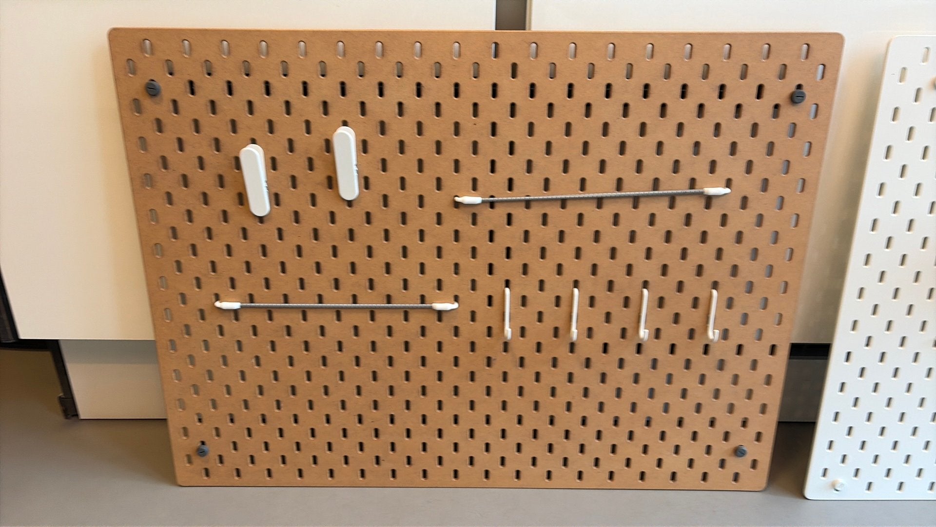 2 x Ikea Skadis pegboard wit, bruin incl accessoires, Ophalen, Gebruikt