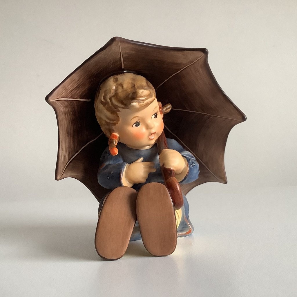 Mooie hummel "Umbrella girl" - meisje onder paraplu, Verzamelen, Beelden en Beeldjes, Zo goed als nieuw, Hummel, Ophalen of Verzenden