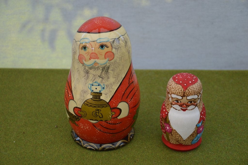 2 Russische kerstnestpoppen/ Matroesjka`s met inhoud handgem, Diversen, Ophalen of Verzenden, Gebruikt
