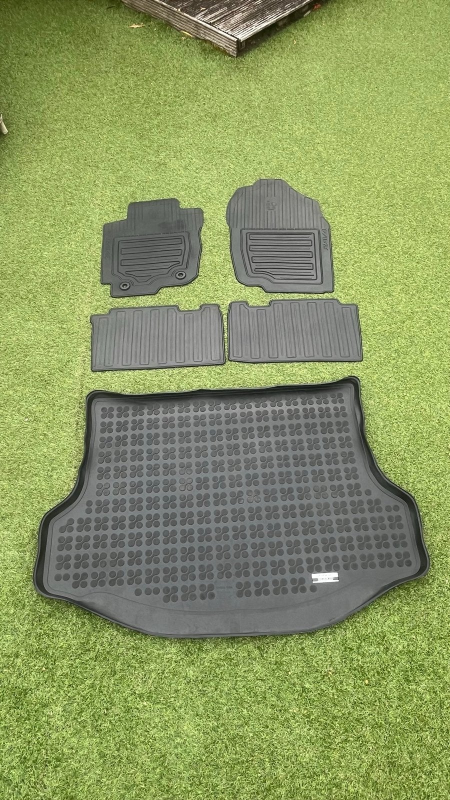 Toyota RAV4 rubberen mattenset en kofferbakmat, Ophalen, Zo goed als nieuw