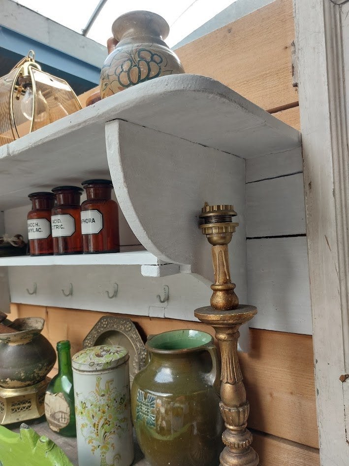 Authentiek Wit Houten Wandregaal / Bordenrek, Ophalen