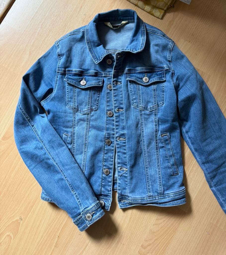 Spijkerjasje valt als m izgst, Ophalen of Verzenden, Zo goed als nieuw, Maat 38/40 (M), Blauw
