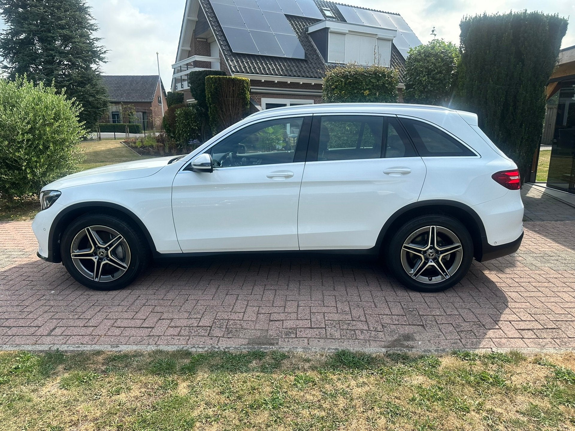 Mercedes-Benz GLC-klasse 250 4MATIC AMG Pano Distronic, Auto's, Dealer onderhouden, 15 km/l, Gebruikt, 4 cilinders