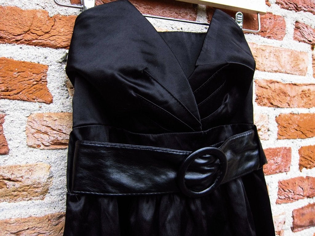 zwarte halflange satijn look strapless top Mim XS, Zwart, Ophalen of Verzenden, Zo goed als nieuw, Zonder mouw