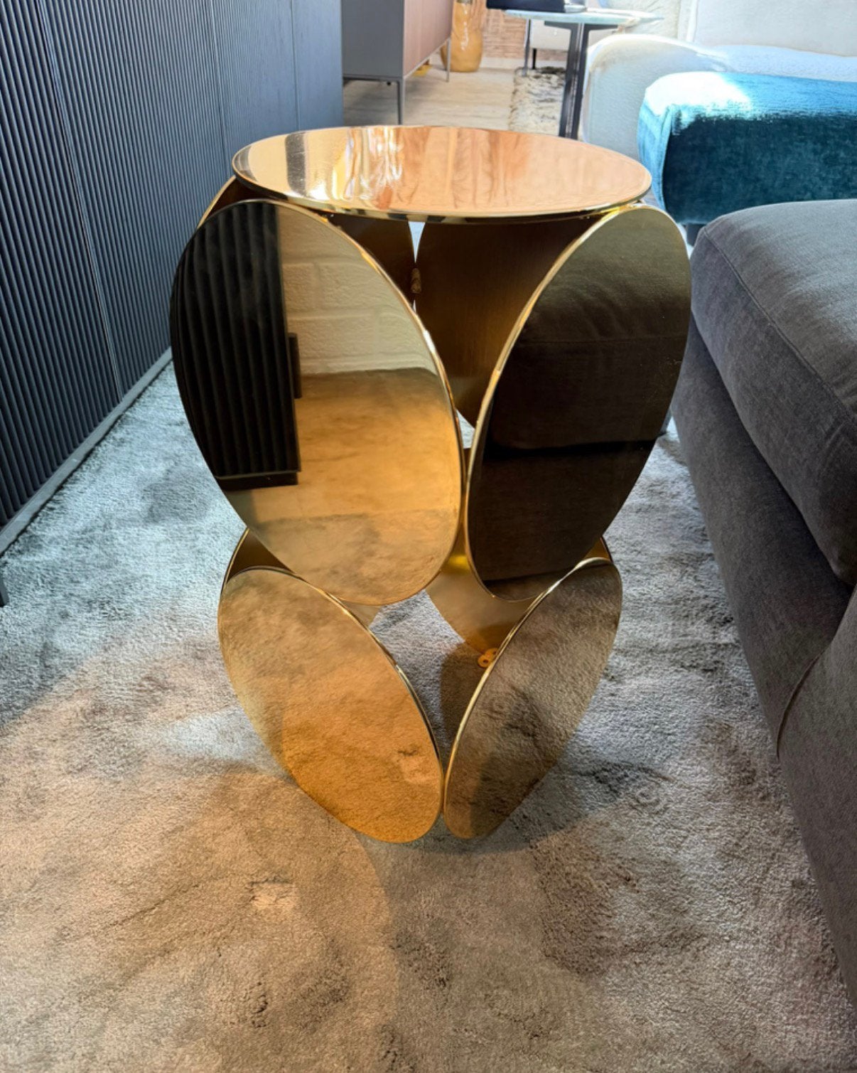 Minotti Still Gold sidetable showmodel 2026 LP € 1.580?-, 45 tot 60 cm, Metaal of Aluminium, Minotti, 9723 CA