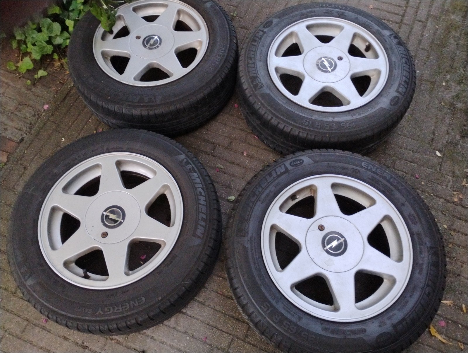 Zafira / Opel Omega velgen Met zomerbanden 15 inch, Auto diversen, Wieldoppen, Ophalen