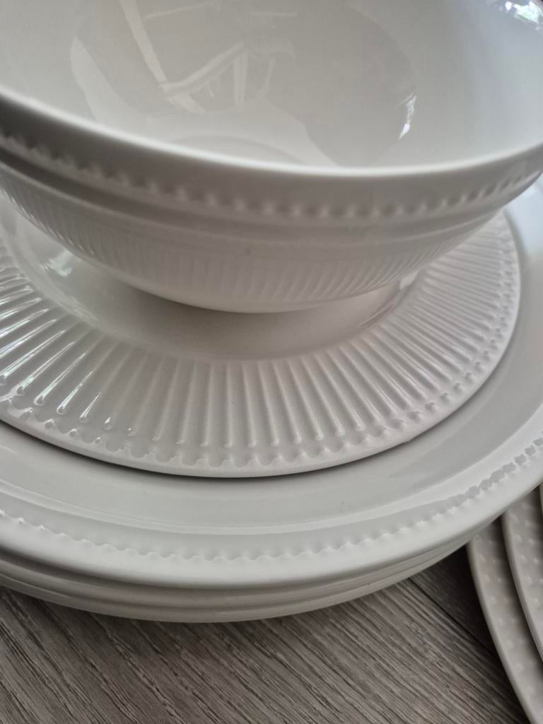 Gebroken wit servies voor 4 personen, Huis en Inrichting, Keuken | Servies, Ophalen of Verzenden, Gebruikt, Keramiek, Compleet servies