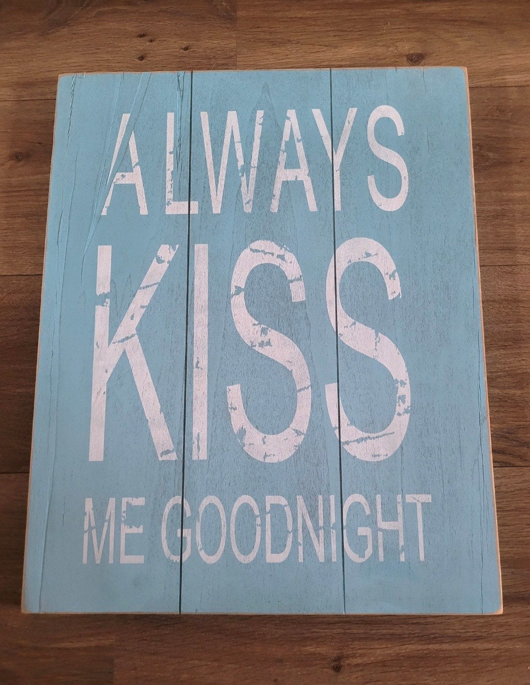 Wandbord, schilderij met tekst: Always Kiss me goodnight, Hout, Ophalen of Verzenden, Zo goed als nieuw, Wandbord of Wandpaneel