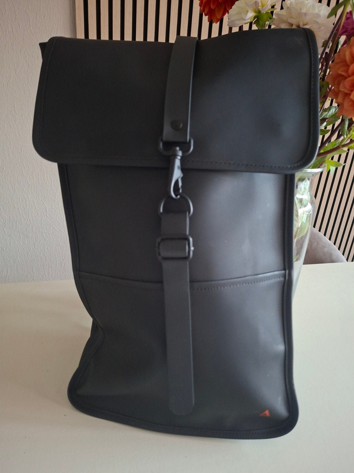 nieuwstaat - De Rains Backpack is een handige, Sieraden, Tassen en Uiterlijk, Tassen | Rugtassen, Verzenden, Zo goed als nieuw
