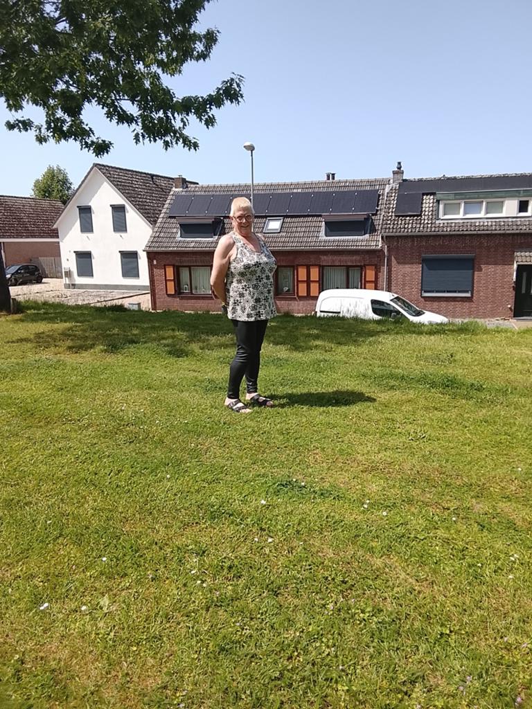 Hoi vrolijke eerlijke spontane vrouw