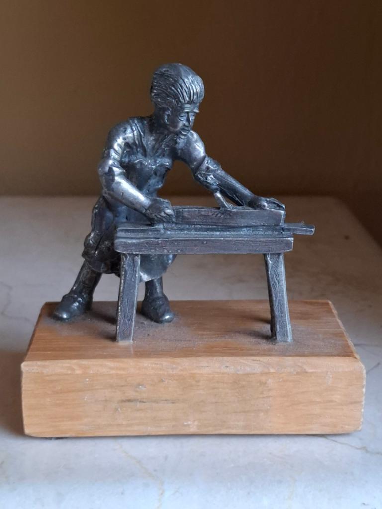 Vintage tinnen beeldje van een ambachtsman aan het werk, Zilver, Minder dan 20 cm, Ophalen of Verzenden, Op sokkel