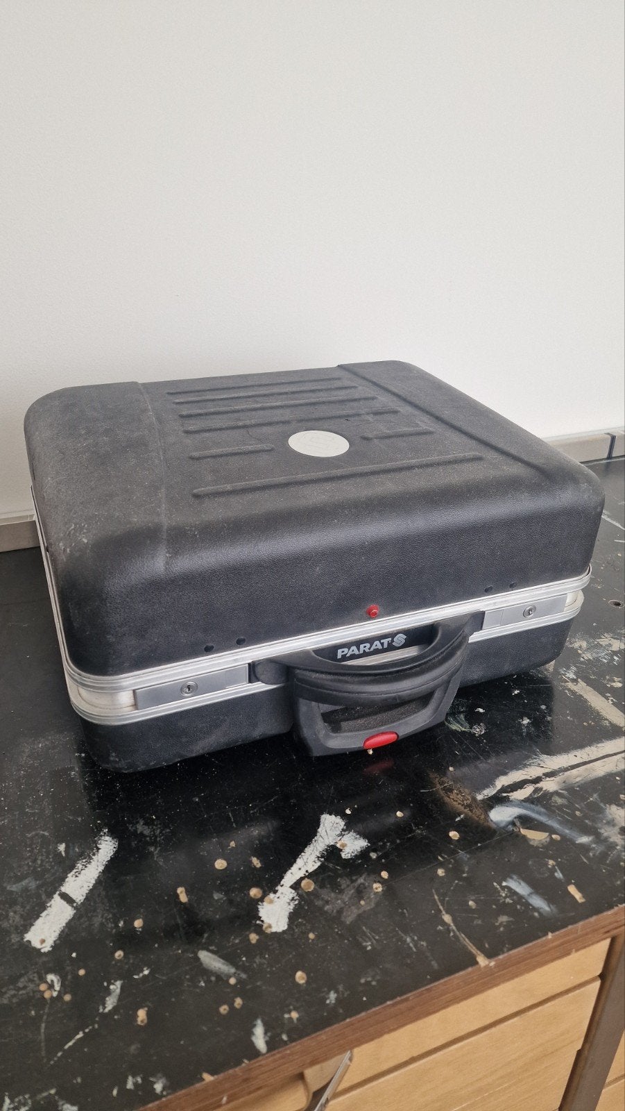 Goed gevulde parrat gereedschap koffer met wieltjes, Ophalen