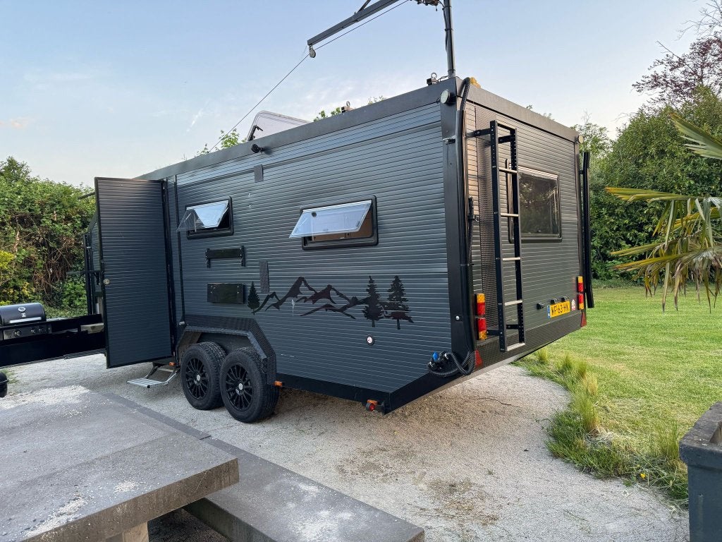 Unieke RAW Adventure Caravan | Dubbelasser  Off-Grid €29.900, Overige merken, Rondzit, Particulier, Dwarsbed