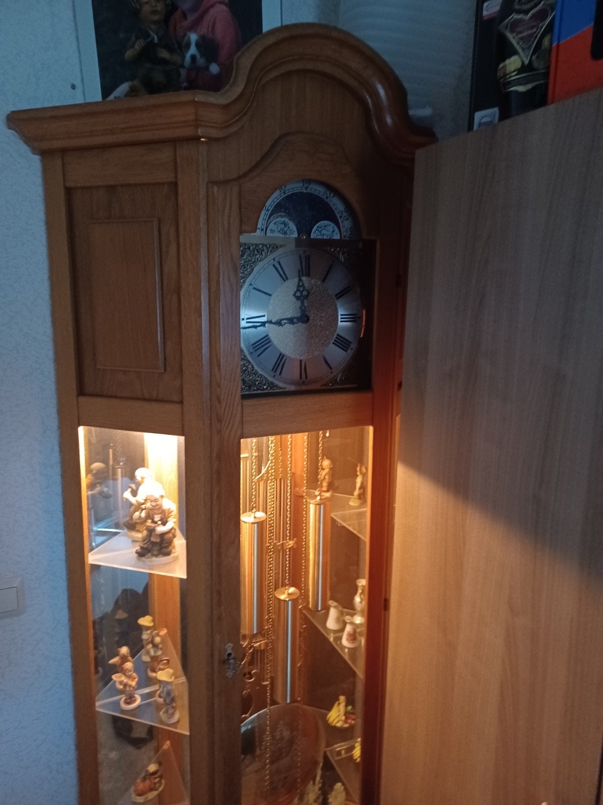 Foto 3 van Staande klok met vitrinekast en verlichting