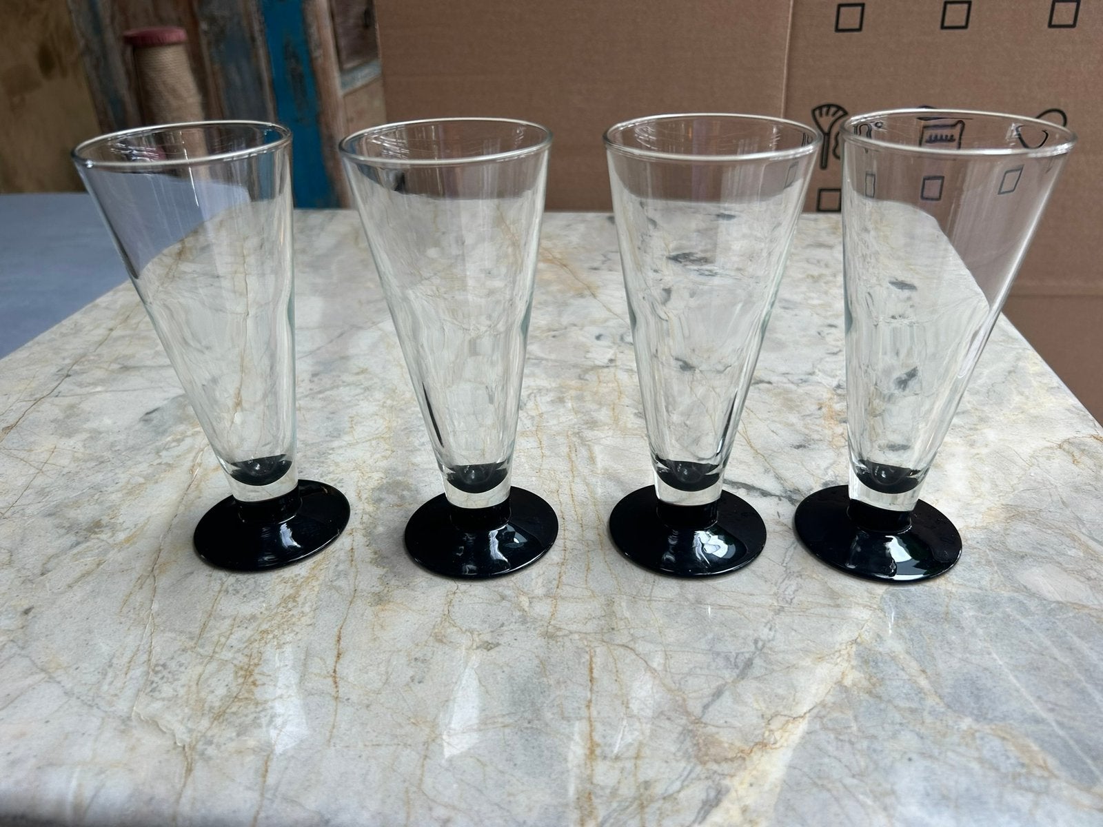 Vintage Luminarc glazen met zwarte voet (set van 4), Verzamelen, Glas en Borrelglaasjes, Ophalen of Verzenden, Zo goed als nieuw