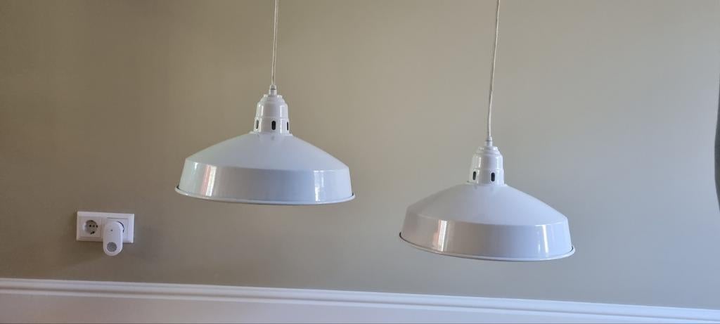 Twee witte industriële lampen, Huis en Inrichting, Lampen | Lampenkappen, Ophalen, Wit, Rond, Minder dan 25 cm