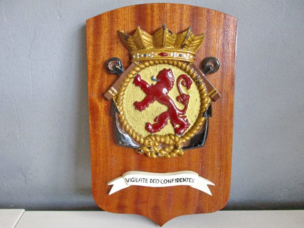 HNLMS Holland (P840) vigilate deo confidentes Den Helder, Verzamelen, Ophalen of Verzenden, Marine, Nederland, Embleem of Badge