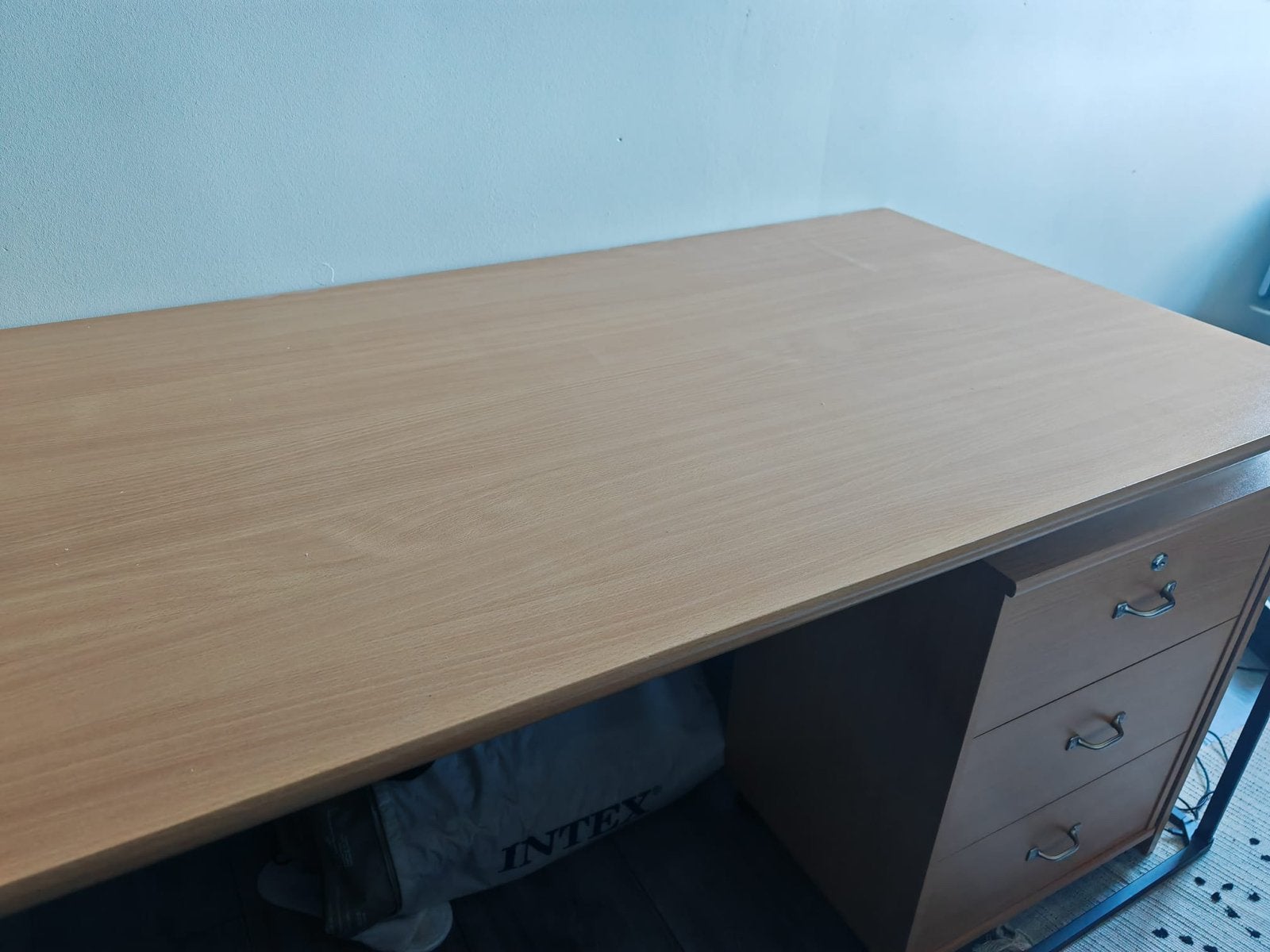 Complete kamerinrichting: bureau, kasten, magnetron, bank, Ophalen