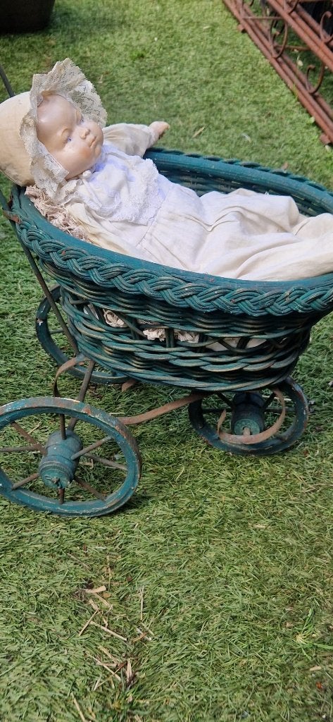 Antieke poppenwagen met Pop (van stro)   (Brocante), Ophalen of Verzenden