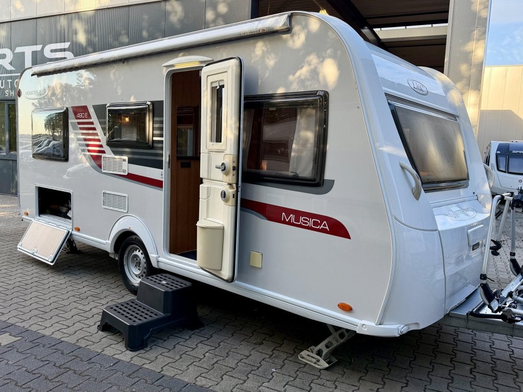 LMC Musica 490 E ENKELE BEDDEN - MOVER - AUTO POTEN - BOMVOL, Caravans en Kamperen, Rondzit, Bedrijf, 2 aparte bedden, 4 tot 5 meter
