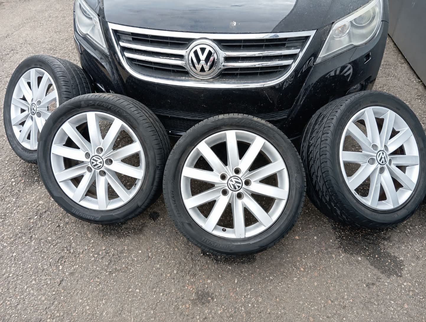 VW Velgen met zomerbanden 235/45 R17, Auto-onderdelen, Banden en Velgen, Ophalen, Gebruikt, Banden en Velgen, 17 inch
