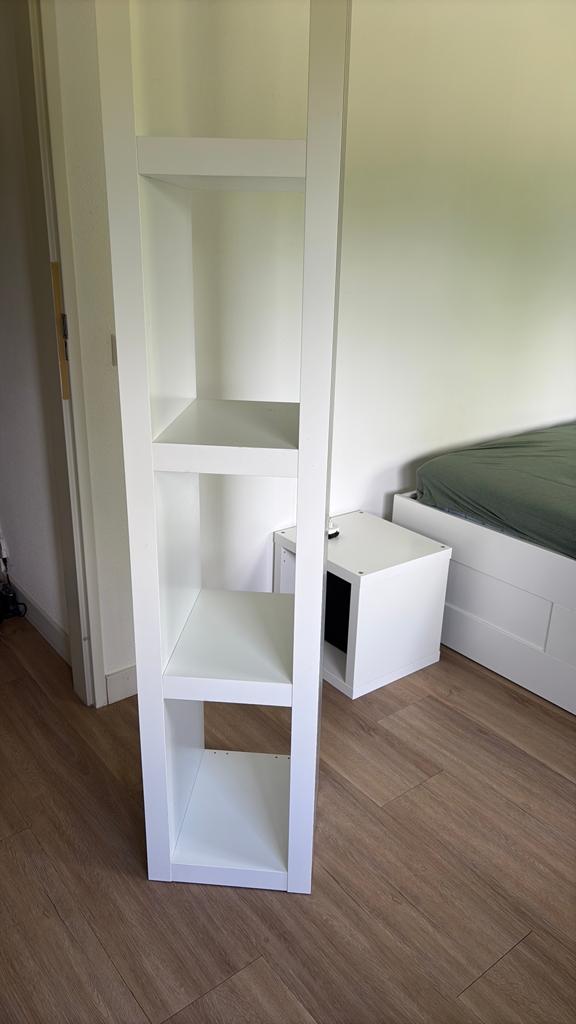 Witte smalle boekenkast met 4 vakken ikea, Met plank(en), Minder dan 50 cm, Gebruikt, Ophalen of Verzenden
