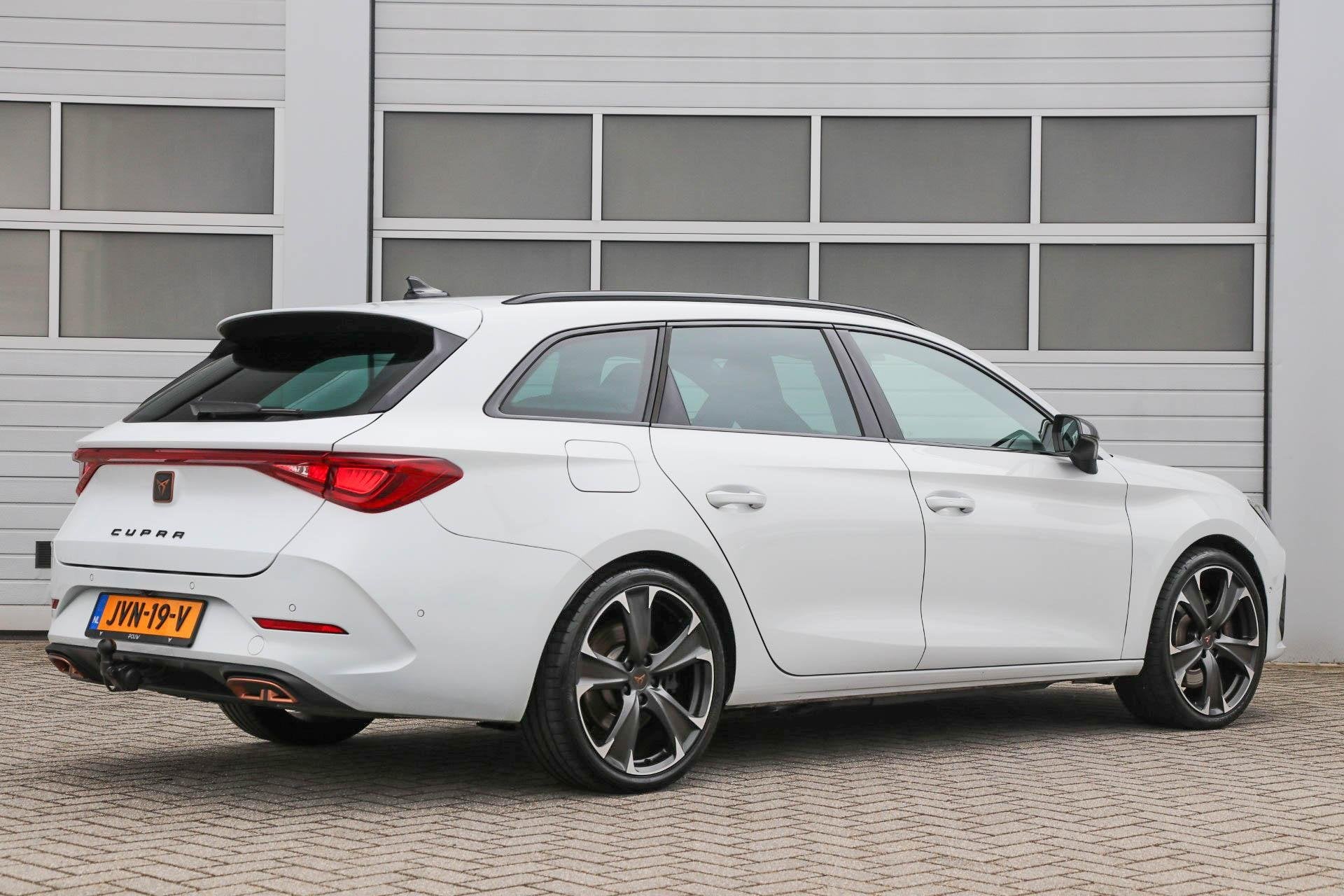 CUPRA Leon Sportstourer 1.4 e-Hybrid 245pk VZ | SoH 98% | Tr, Auto's, 12 maanden, Stof, Gebruikt, 4 cilinders