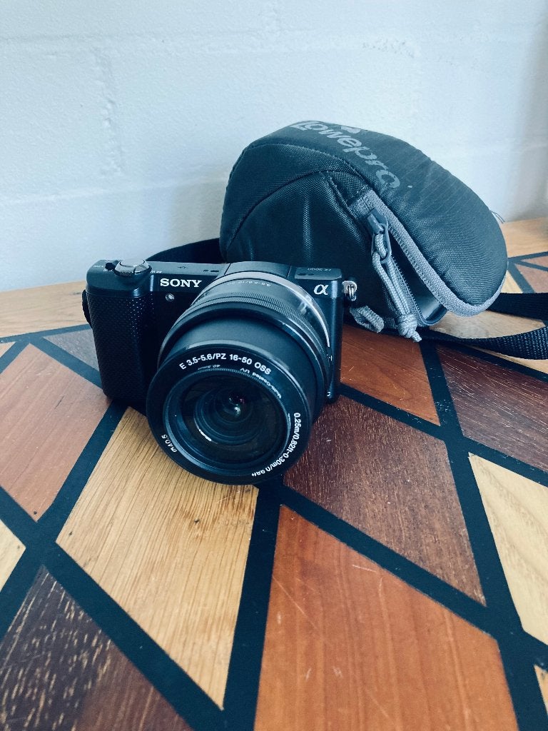 Sony Alpha A5000 systeemcamera + 16-50mm lens, Audio, Tv en Foto, Fotocamera's Digitaal, Zo goed als nieuw, Sony, Minder dan 4 keer