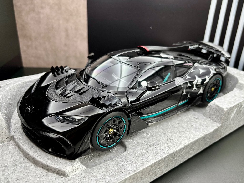 1:18  Mercedes - amg one, Hobby en Vrije tijd, Modelauto's | 1:18, Ophalen of Verzenden, Zo goed als nieuw, Auto, Overige merken