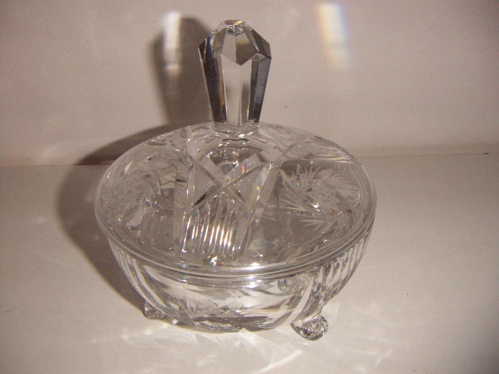 Kristal glas. Bonbonschaal op voetjes met deksel jr.ca.1970., Ophalen of Verzenden, Overige stijlen, Glas, Schaal of Schalen