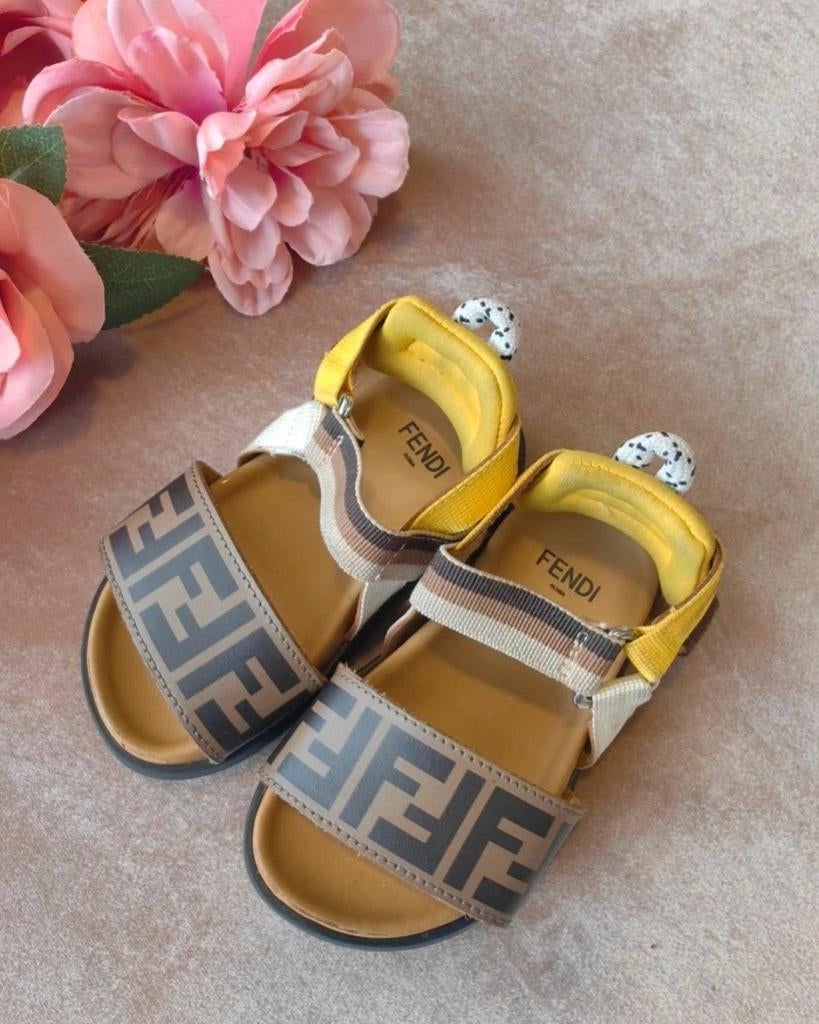 Fendi sandalen kinderen - Zo goed als nieuw, Ophalen of Verzenden, Zo goed als nieuw, Overige typen