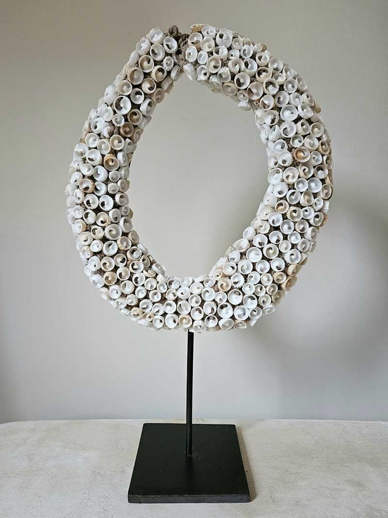 Schelpenketting op standaard Lorena uit Bali, Ophalen of Verzenden, Tropical home, 6951nk, Nieuw