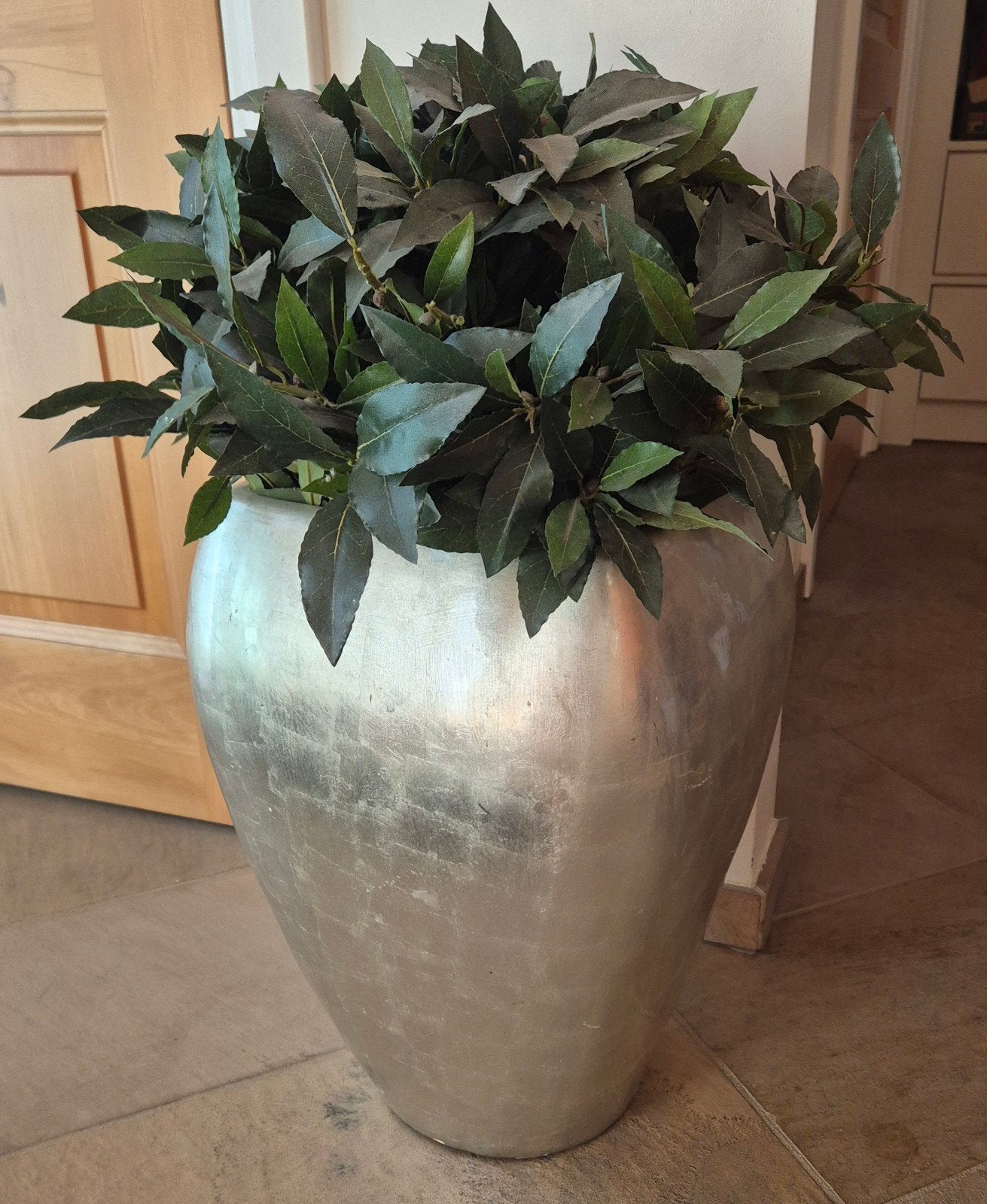 Grote zilverkleurige vaas met laurierplant, Huis en Inrichting, Ophalen, Gebruikt, Inclusief decoratie, Metaal