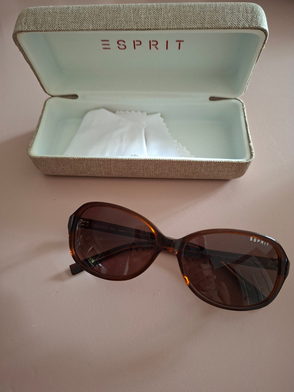 Esprit zonnebril met originele koker en poetsdoekje (130 mm), Overige merken, Gebruikt, Zonnebril, Bruin