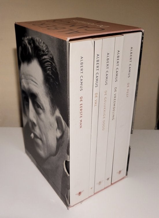 Albert Camus - Verzamelde romans in cassette, Ophalen of Verzenden, Zo goed als nieuw, Nederland, Albert Camus