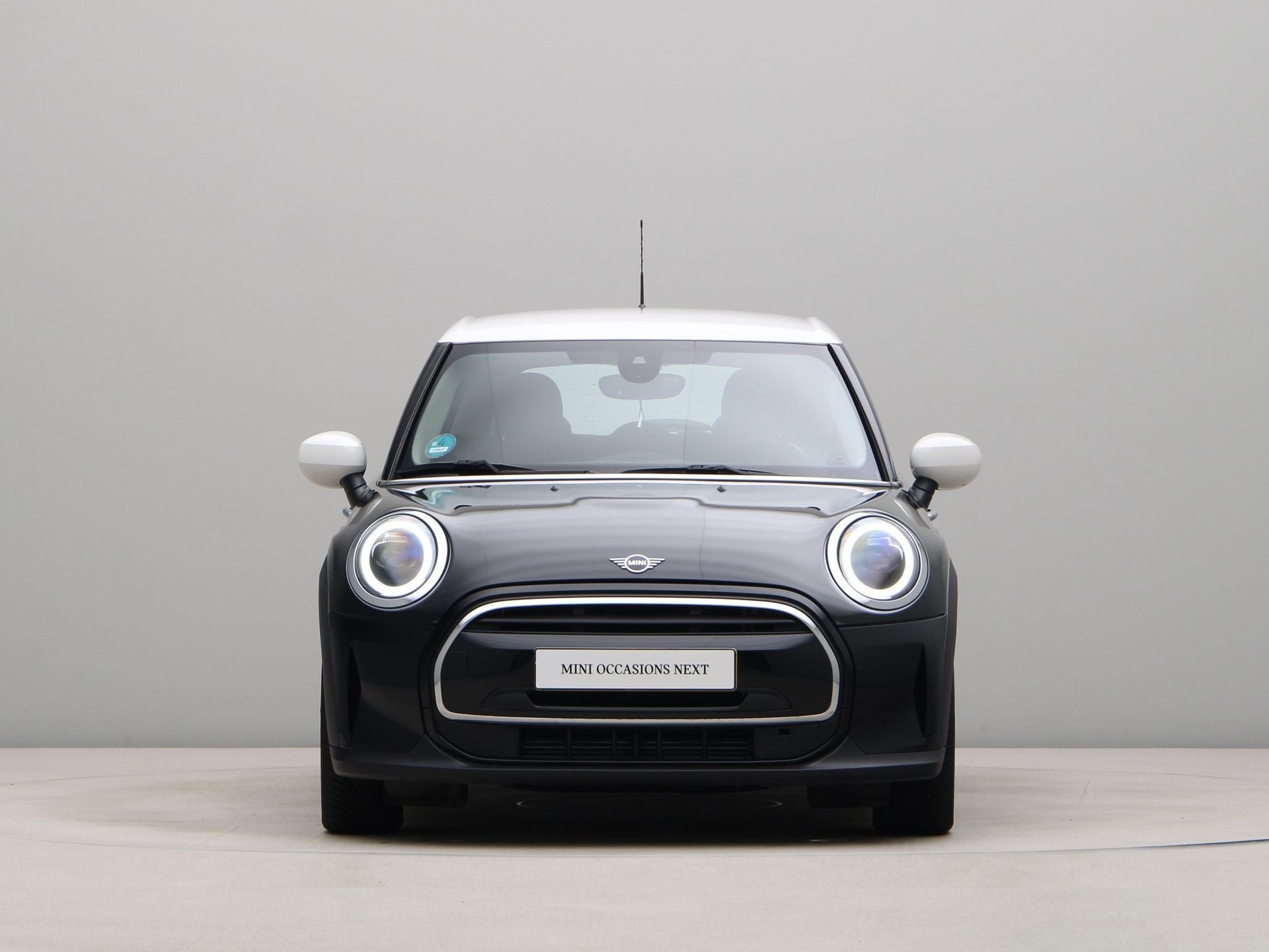 MINI 5-deurs Cooper Camden Edition Aut. (bj 2023, automaat), Auto's, Gebruikt, Met garantie (alle), Parkeersensor, Zwart