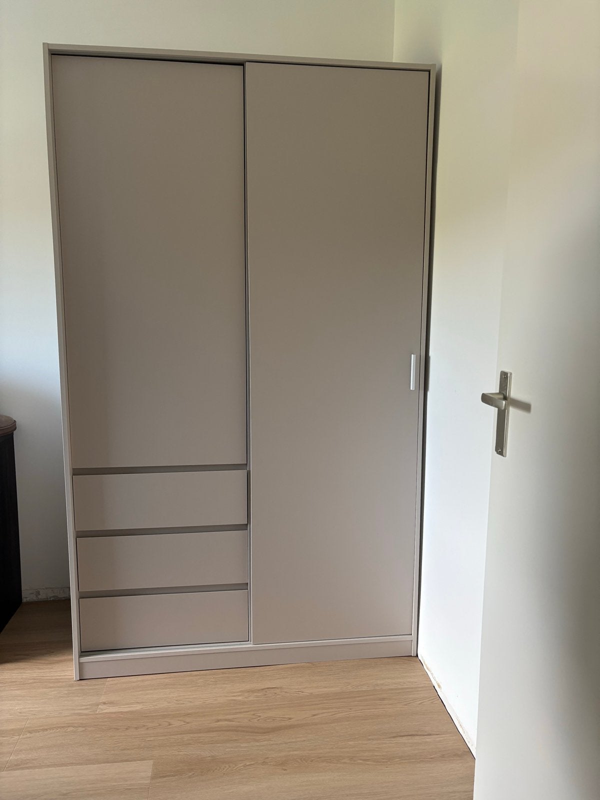 Gloednieuwe taupe kledingkast, Ophalen, 100 tot 150 cm, 200 cm of meer, Nieuw