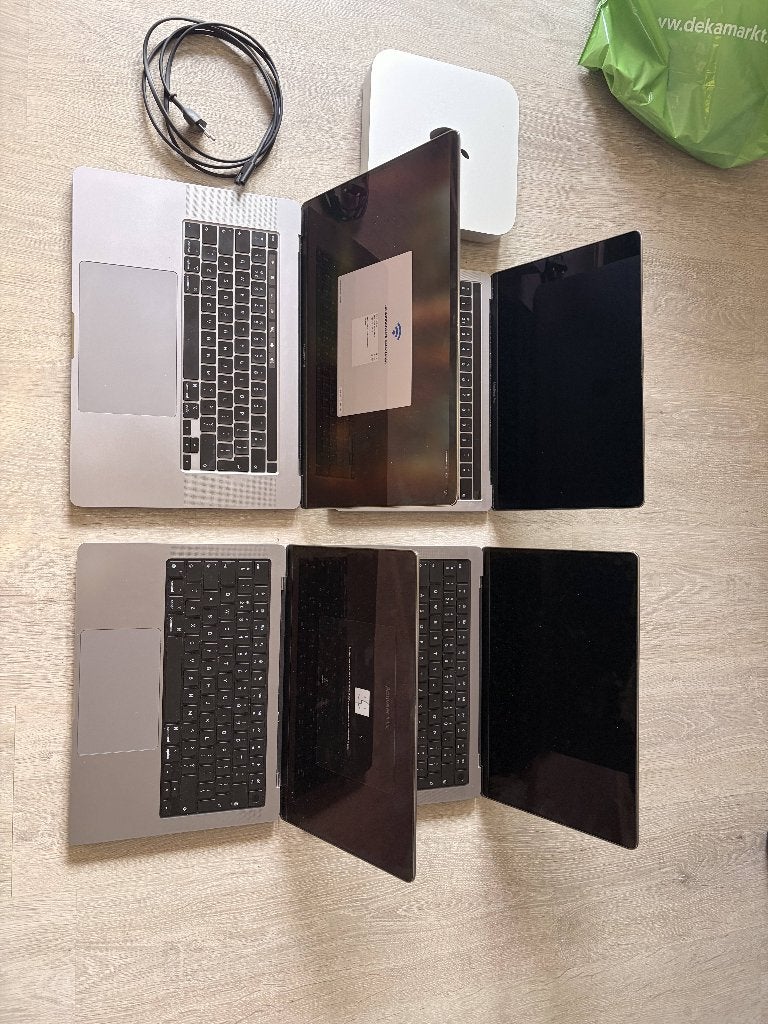 Foto 3 van Apple Macs: 4 MacBook Pro + Mac mini M1 | los of samen