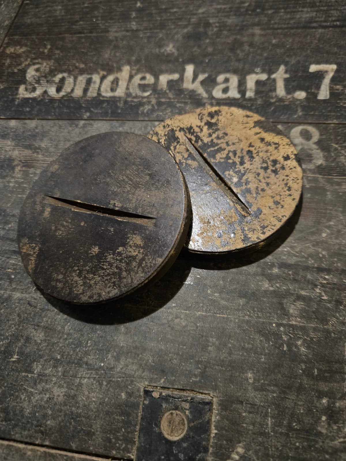 Duitse vliegtuigbom ontsteker bescherm kapjes, Verzamelen, Ophalen of Verzenden, Luchtmacht, Duitsland