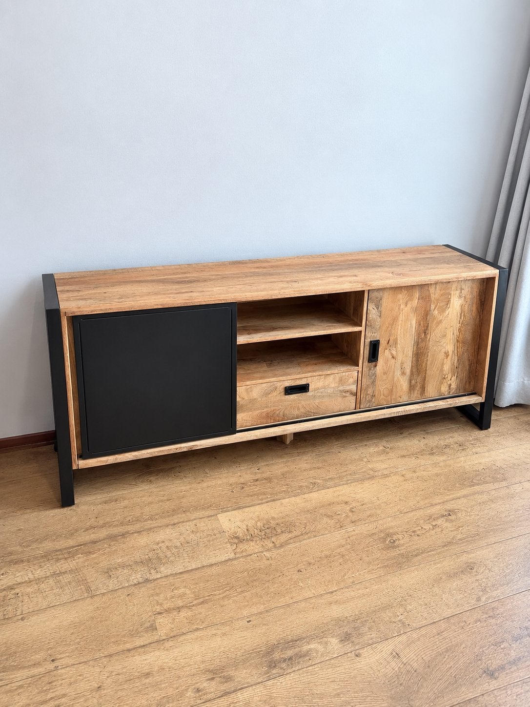 Dressoir zwart metaal/hout, Ophalen, Teakhout, 150 tot 200 cm, Zo goed als nieuw