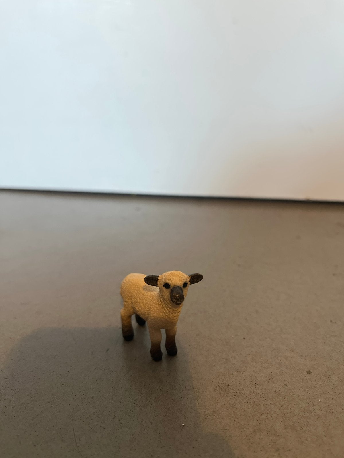 Schattig lammetje beeldje -  van schleich, Verzamelen, Dierenverzamelingen, Ophalen of Verzenden, Zo goed als nieuw, Boerderijdier