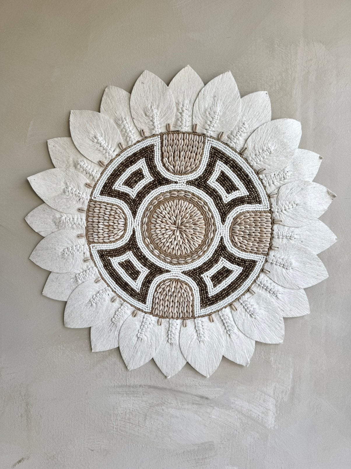 Bloem bewerkt met kralen en schelpen, Huis en Inrichting, Woonaccessoires | Wanddecoraties, Ophalen, Nieuw, Wandhanger