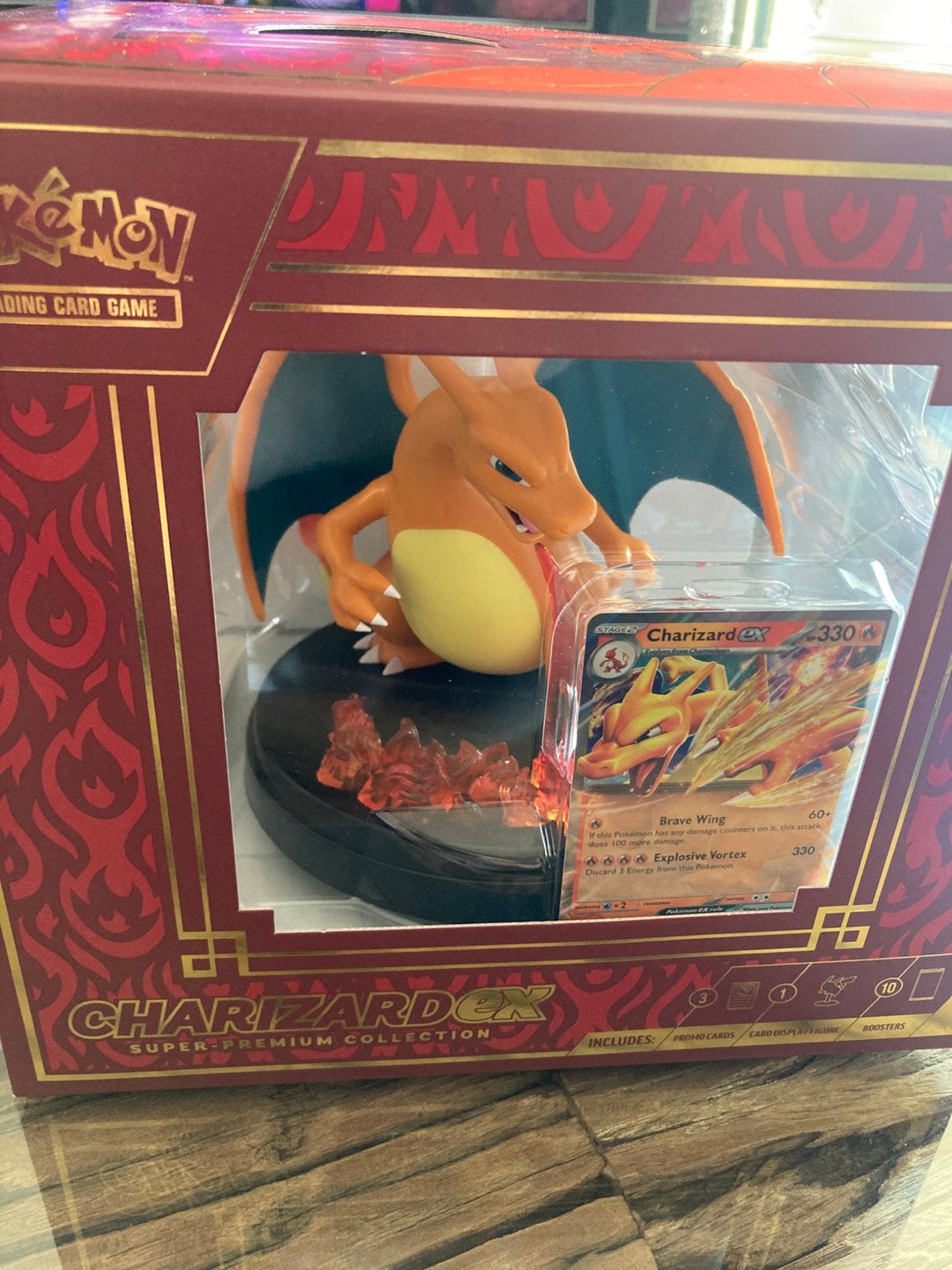 Charizard premium collection beeldje + promo kaarten, Hobby en Vrije tijd, Ophalen of Verzenden, Zo goed als nieuw