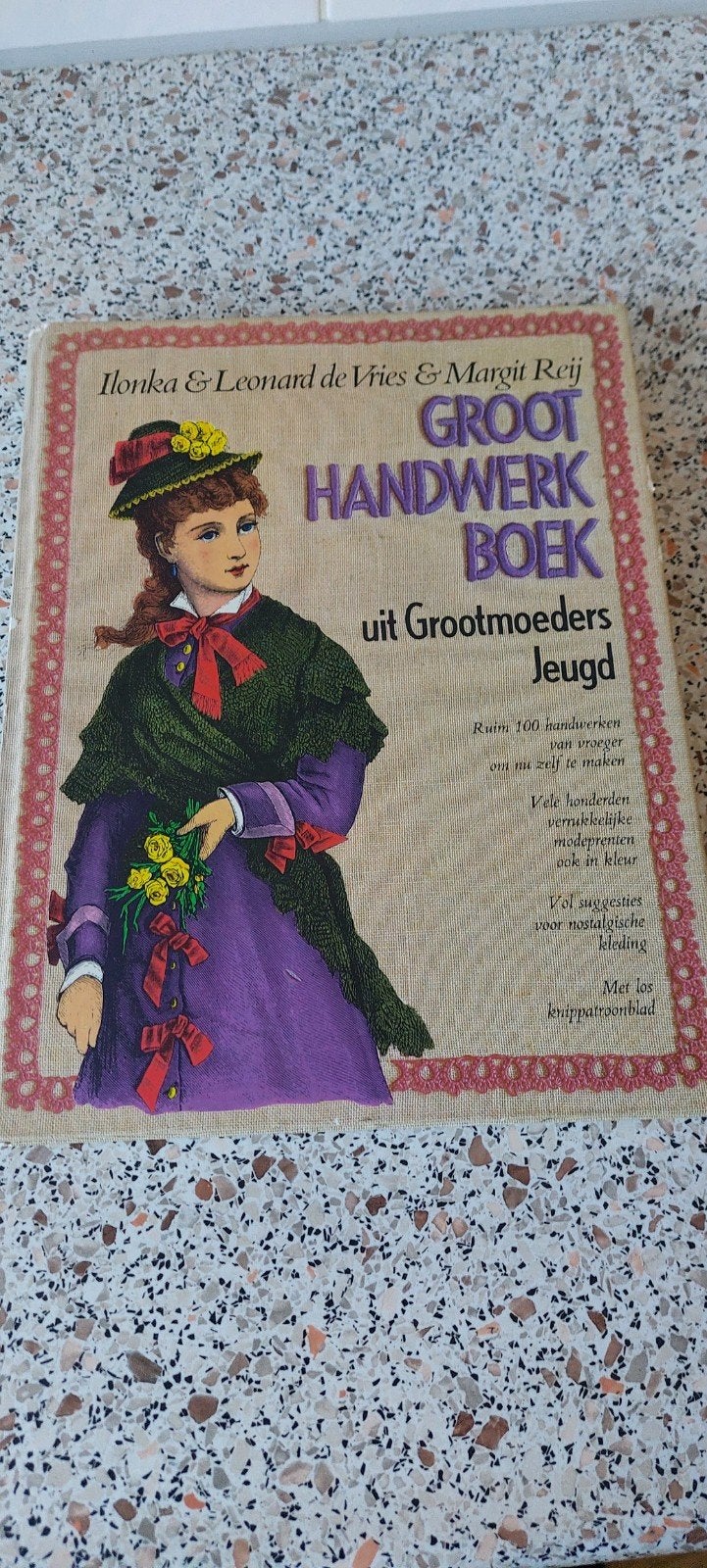 Groot Handwerk Boek uit Grootmoeders Jeugd, Ophalen of Verzenden, Gelezen, Overige onderwerpen, Ilonka & Leonard de Vries & Margit Reij